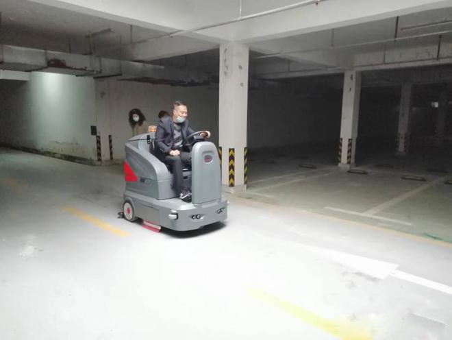 宁河小区物业保洁不用人力改用驾驶式洗地机了